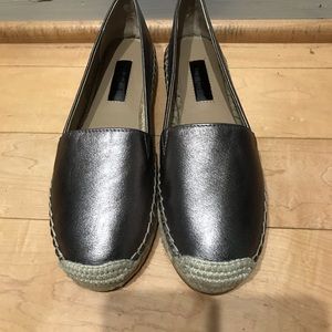 NWT Gili pewter leather closed toe espadrilles.